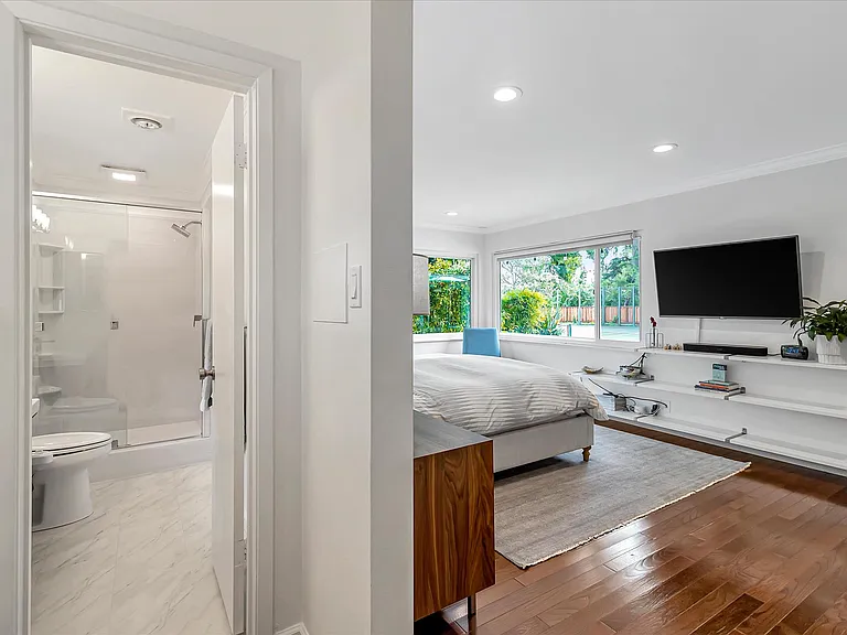 240 Oak Grove Ave — Photo 16
