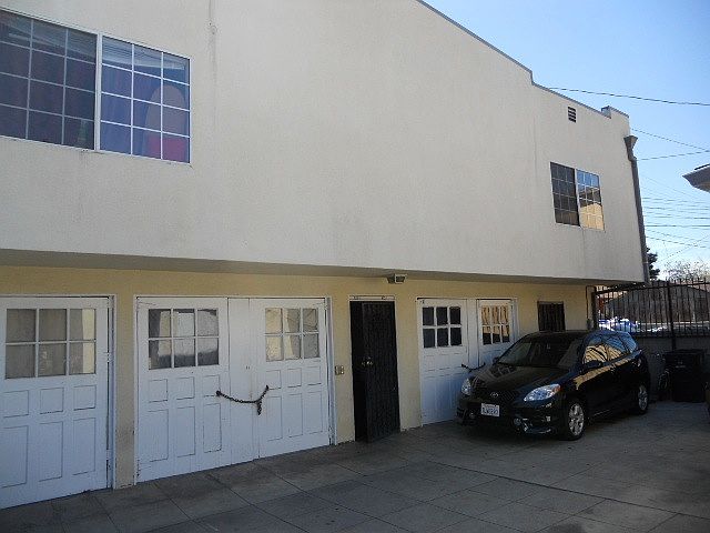 1st image of 812 1/2 W 48th St