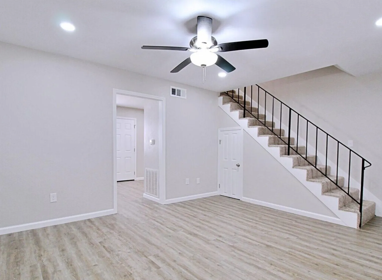 2 bed, 936 sqft, $1,600 — Photo 2