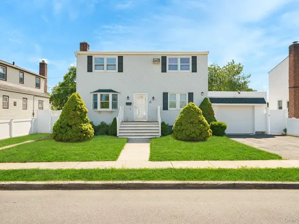 21 Lido Parkway, Lindenhurst, NY 11757