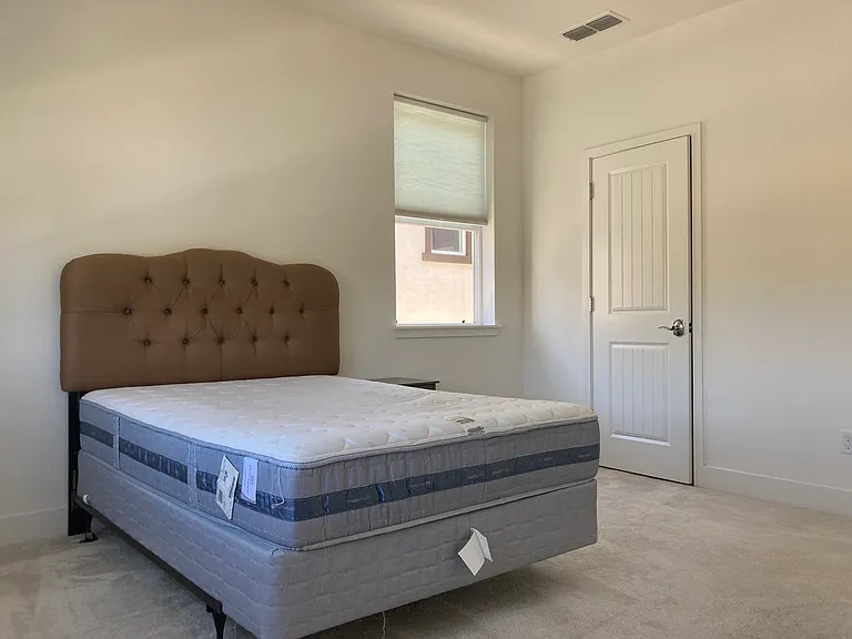 16757 Murphy Ave — Photo 5