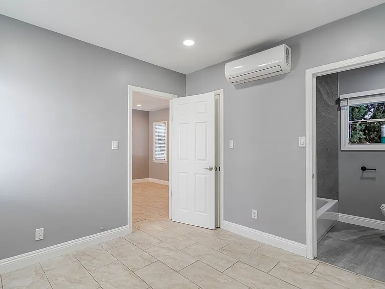 1049 Western Ave #B — Photo 11