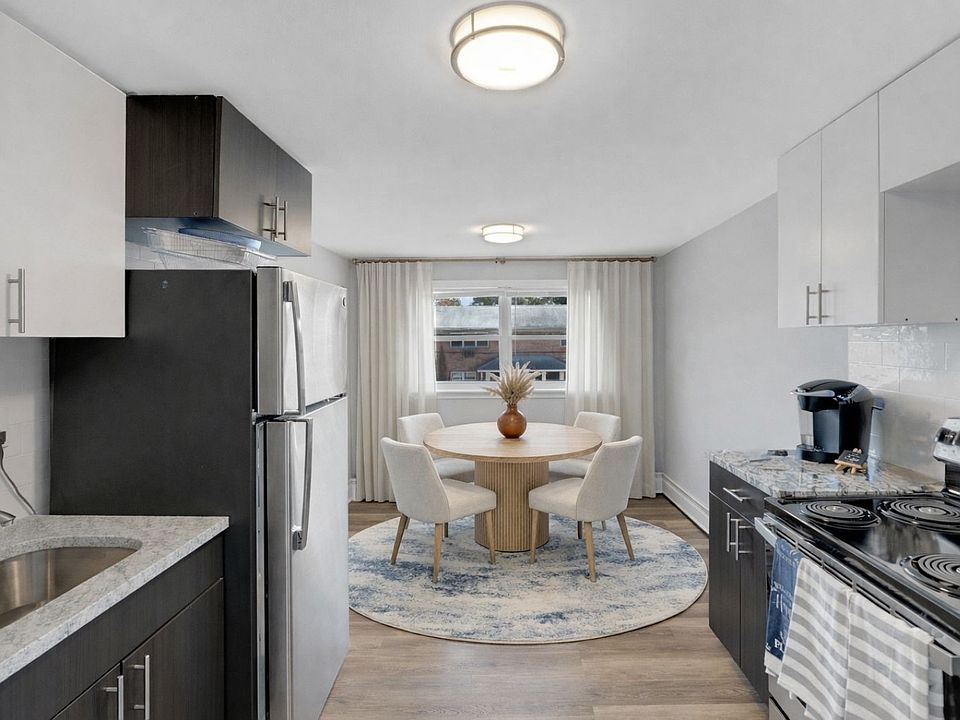 Welcome to Willow Pointe Apartments, where modern design meets comfort. This stylish kitchen and dining area are perfect for entertaining or enjoying a meal at home. Discover your new lifestyle today schedule a tour and make Willow Pointe your next home!