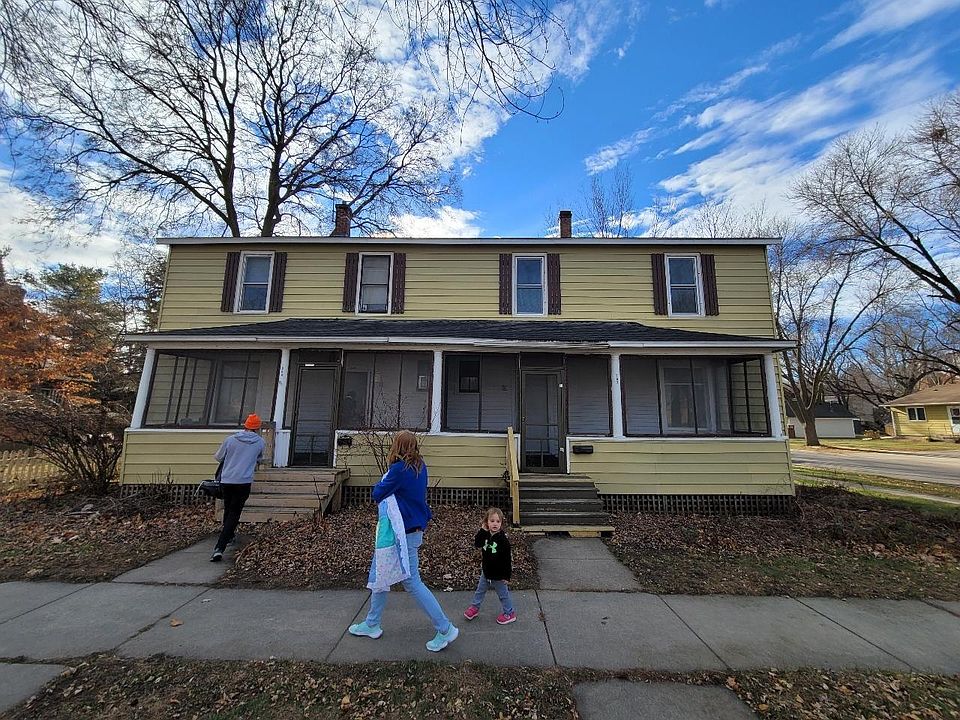1st image of 204-204 5th St E