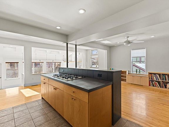 5th image of 185 Maple Street