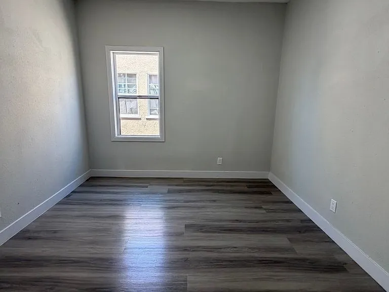 1044 W 42nd Pl — Photo 10