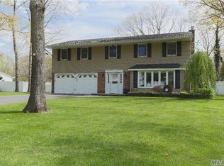 10 Stone Edge Ln, Nesconset, NY 11767