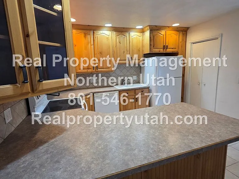 1487 Adams Ave — Photo 5