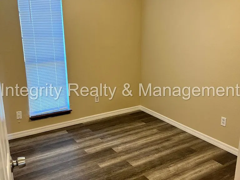 1862 Mackenzie Ct N — Photo 23