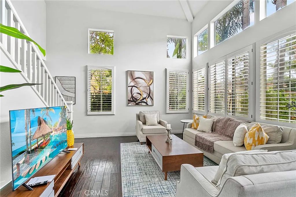 4 bed, 2.5 bath, 1706 sqft, $6,500 — Photo 2