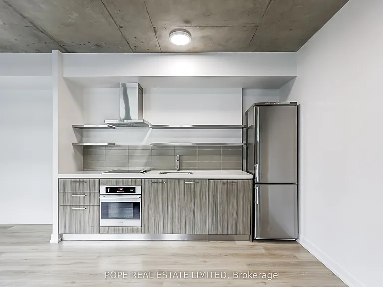 560 King St W #726 — Photo 18