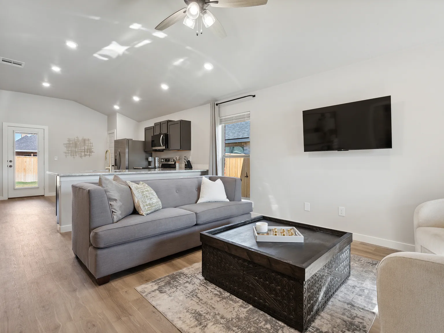 3 bed, 1300 sqft, $3,000 — Photo 4