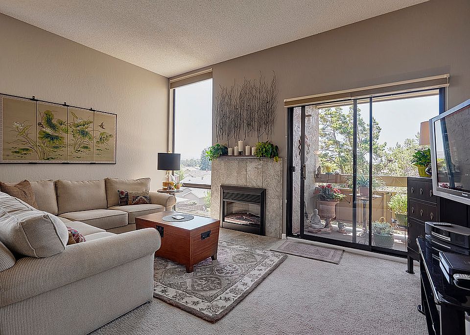 Living Room with fireplace