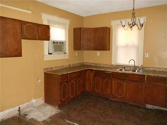 4th image of 980 Woodlawn St