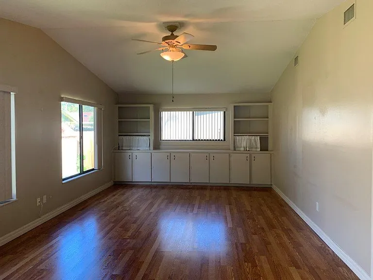 700 Green Rd — Photo 4