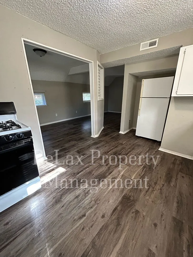 Large 3 Bedroom Apartment — Photo 3