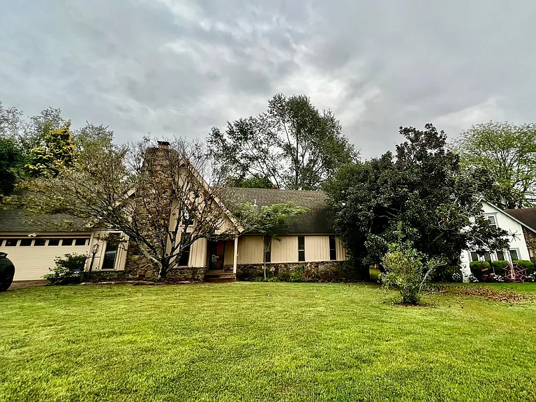 3168 Creekwood Ln — Photo 1