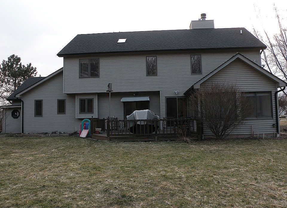 Back of home w/deck