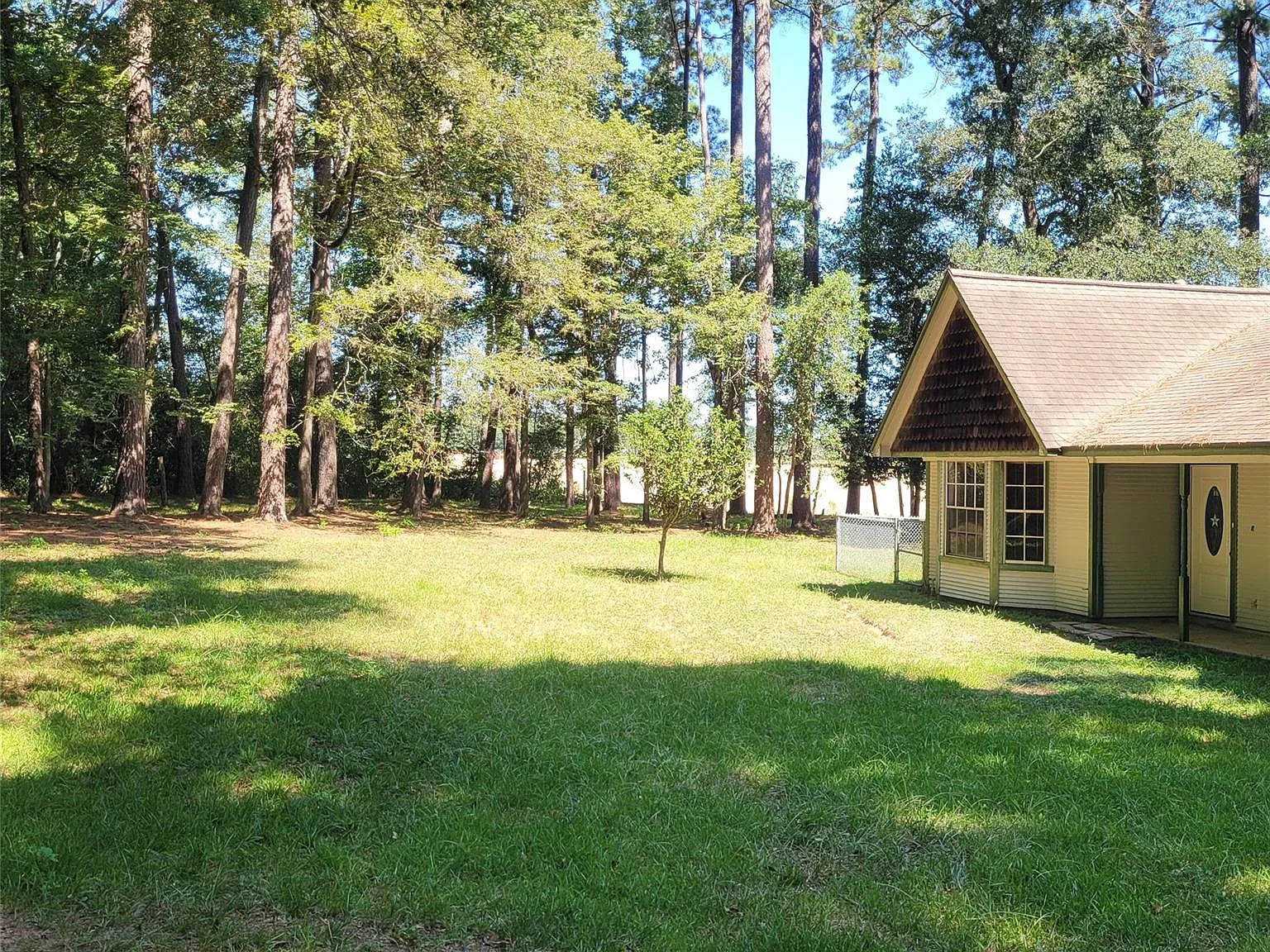 4 bed, 2.0 bath, 2028 sqft, $2,300 — Photo 2