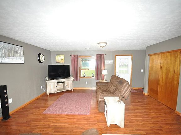 3rd image of 105 Merrie Ln
