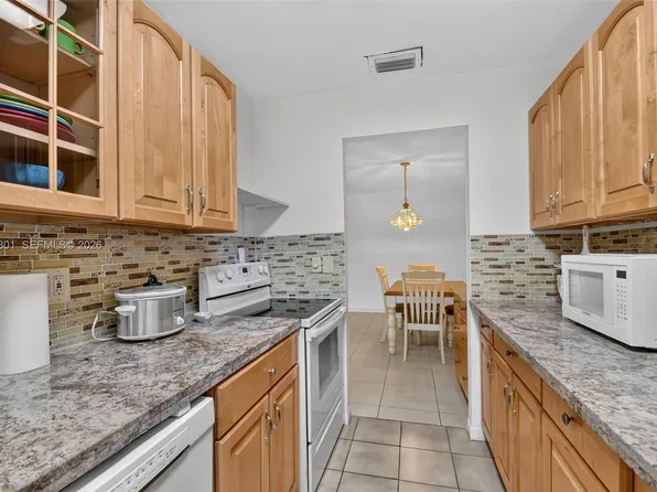 867 North Dr APT B, Delray Beach, FL 33445