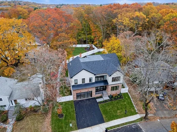 16 Dorcar Rd, Chestnut Hill, MA 02467