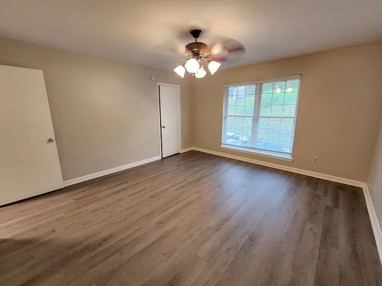 Barton Oaks Apartments — Photo 16