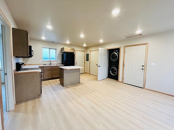 3rd image of 1410 Windsor Dr #D