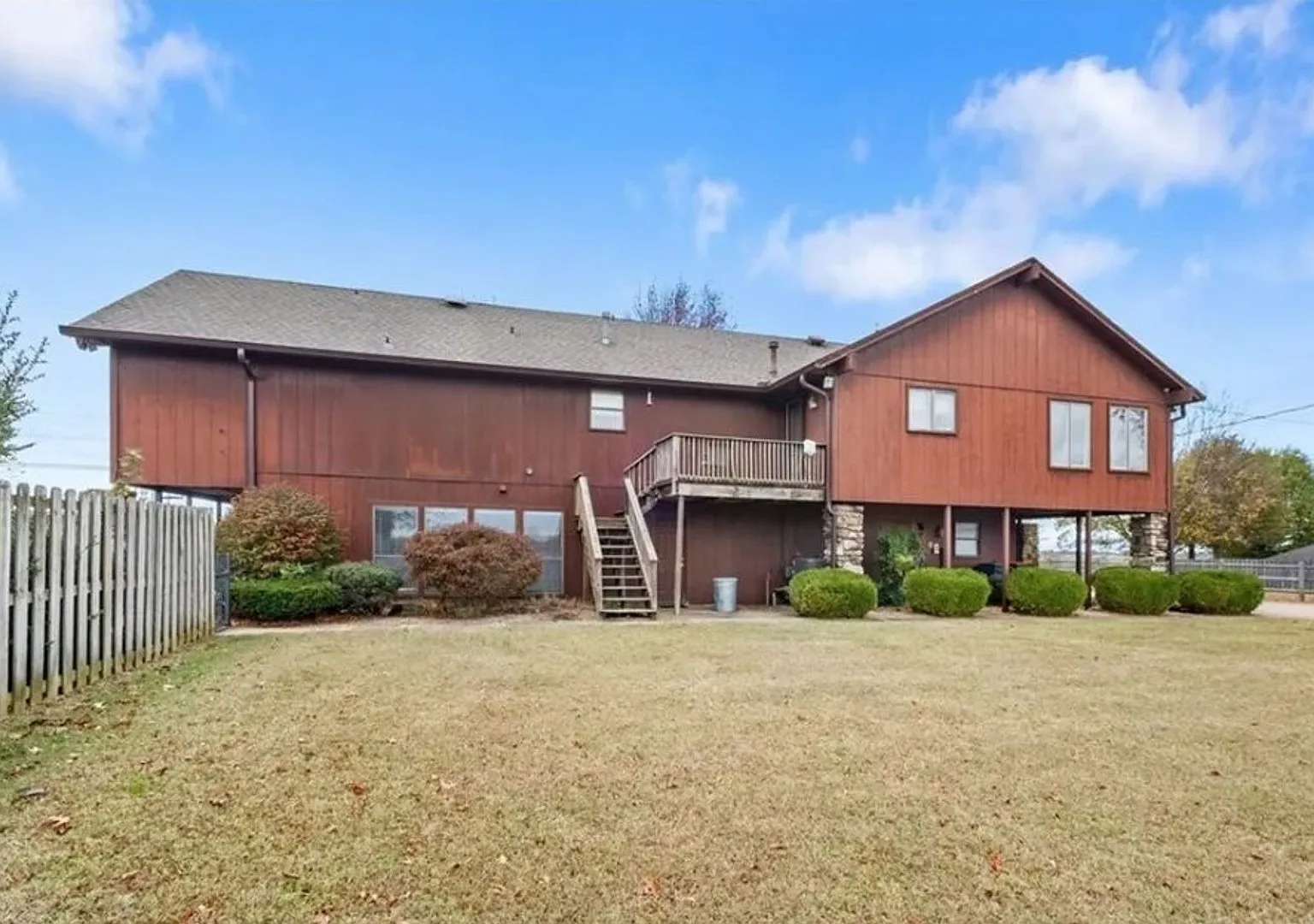 Large home with shop buildings on 10 acres — Photo 2
