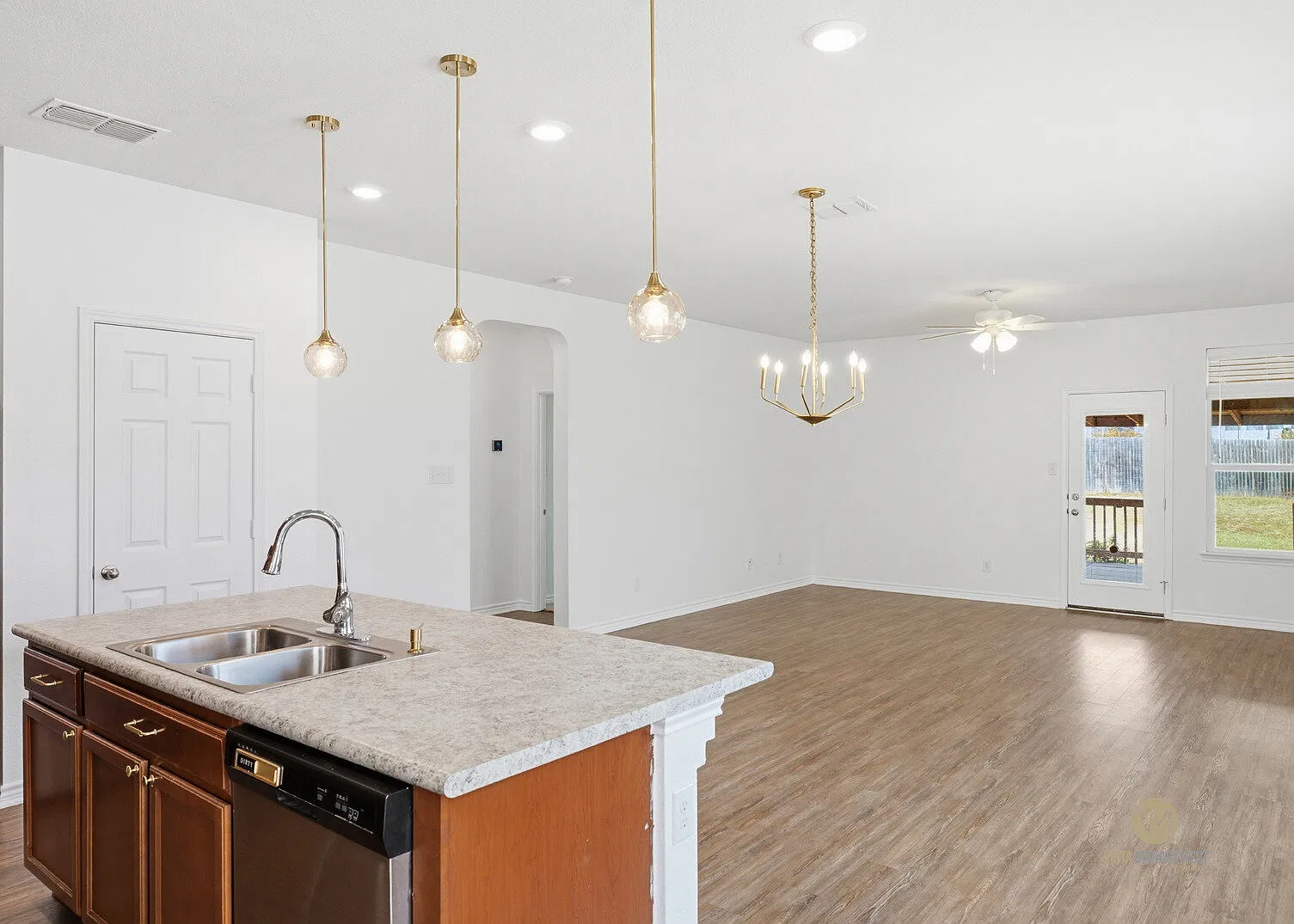 4 bed, 2.0 bath, 1896 sqft, $1,795 — Photo 2