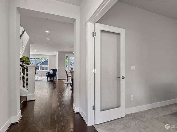 3rd image of 822 224th Avenue NE