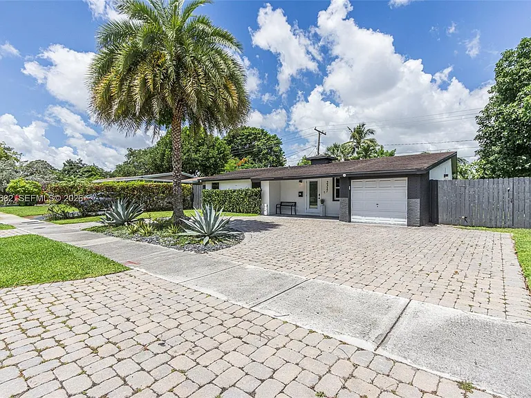 2317 SW 34th Ave — Photo 3