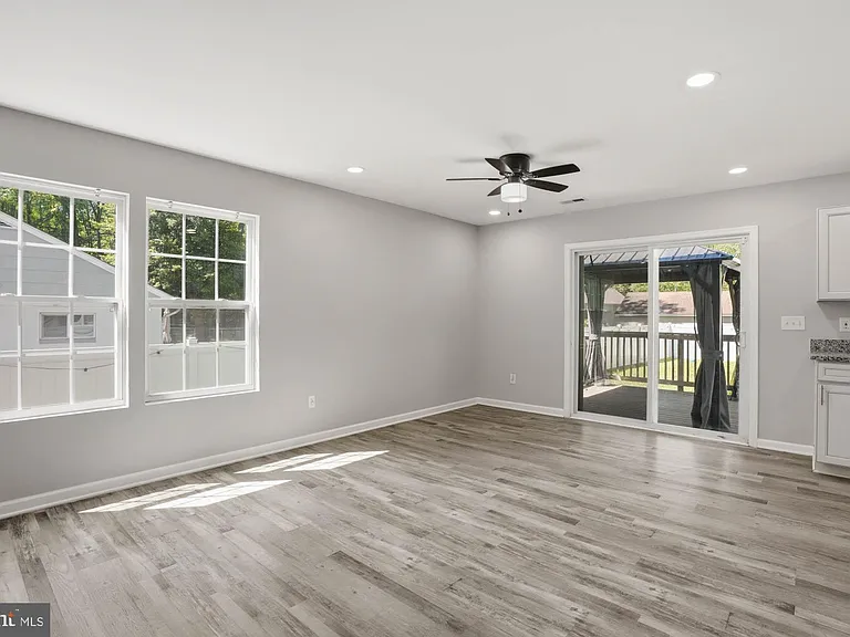 283 Shorewood Dr — Photo 8