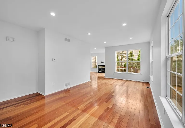 63 Albert Ct — Photo 6