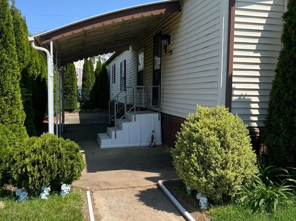 6 Maple Dr, Sicklerville, NJ 08081