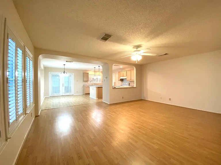 10038 Silverbrook Pl — Photo 5