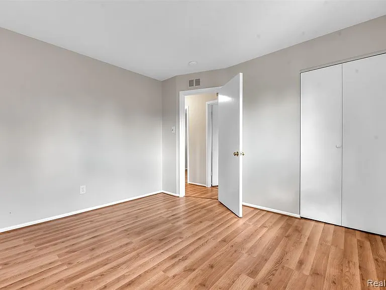 8211 Carrousel Blvd — Photo 9