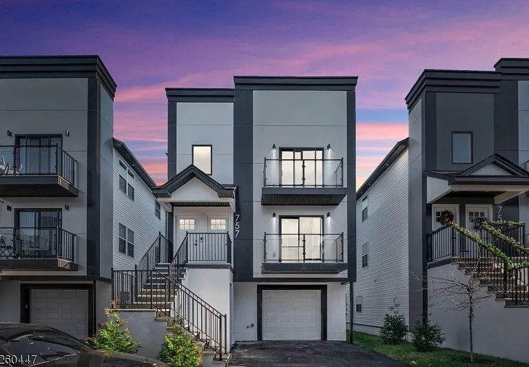 757 Seaport Dr — Photo 1