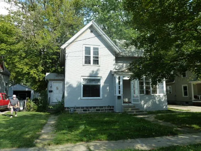 44 Union St N photo 1
