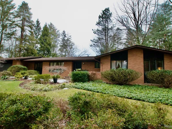 30200 Oakleaf Ln, Franklin, MI 48025