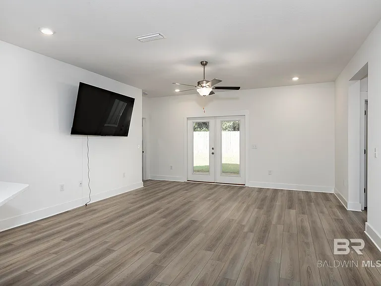 231 Bronze St — Photo 10