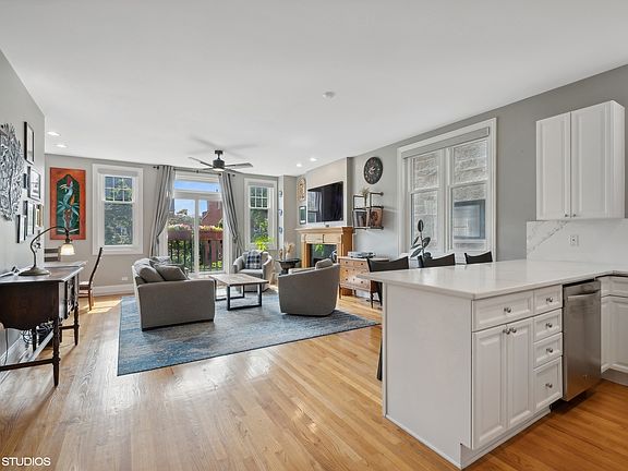 2nd image of 860 W Buckingham Pl APT 3W