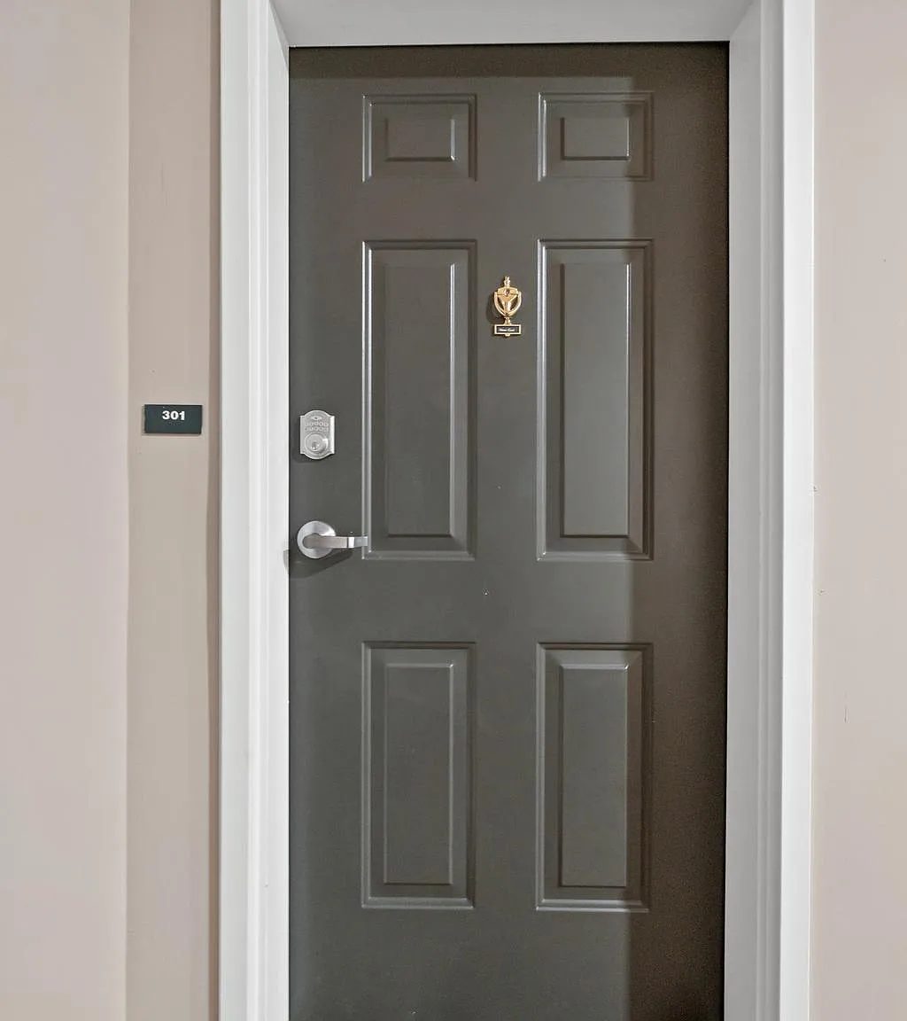 3000 Fountainview Cir — Photo 2