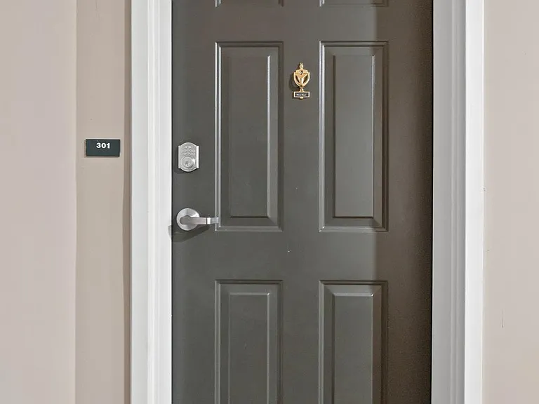 3000 Fountainview Cir #301 — Photo 2