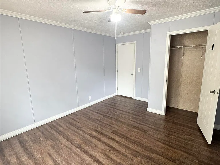 1002 Mills Ave — Photo 17