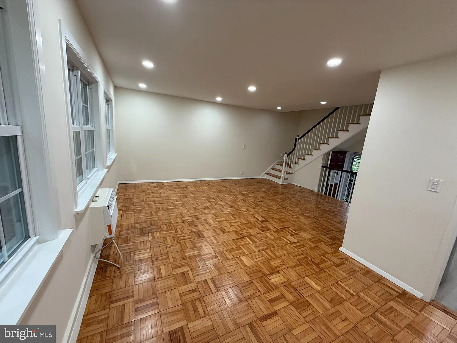 Studio, 930 sqft, $2,750 — Photo 4
