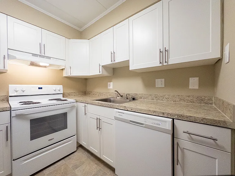 Lincoln Court Apartments — Photo 10