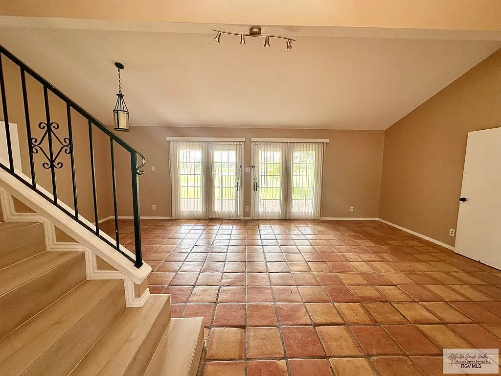 3 bed, 3.0 bath, 1953 sqft, $1,800 — Photo 3