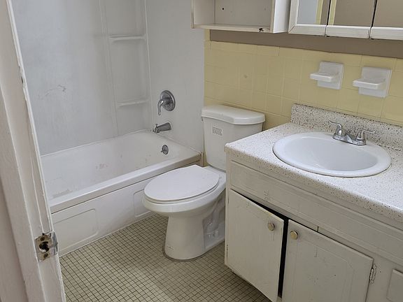 5th image of 3841 Marietta Dr APT B