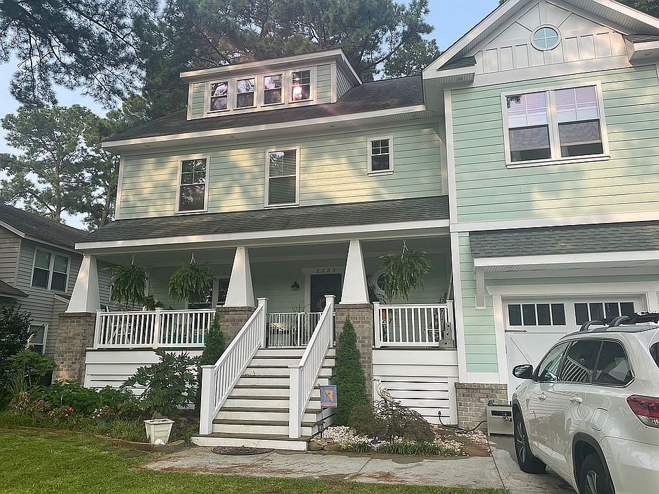 2nd image of 2233 Oak St